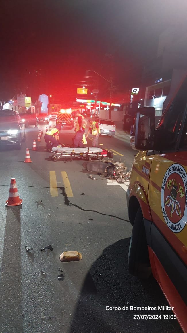 Pedestre e motociclista ficam feridos após atropelamento em Blumenau