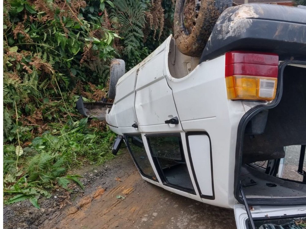 Mulher fica ferida em capotamento na BR-470, em Rio do Sul