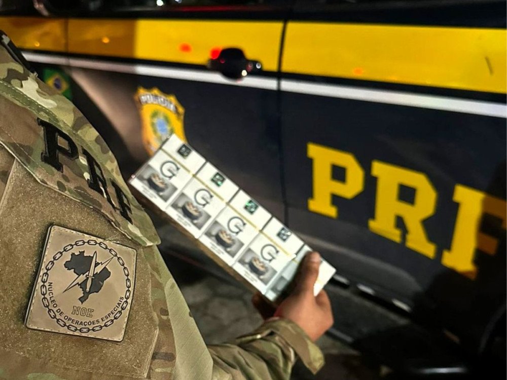 PRF encontra 250 mil maços de cigarros escondidos em carreta na BR-101, em Biguaçu