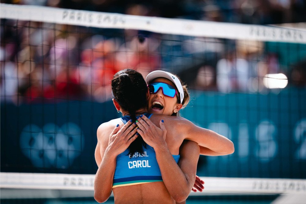 Paris 2024: Carol e Bárbara vencem e avançam às oitavas do vôlei de praia