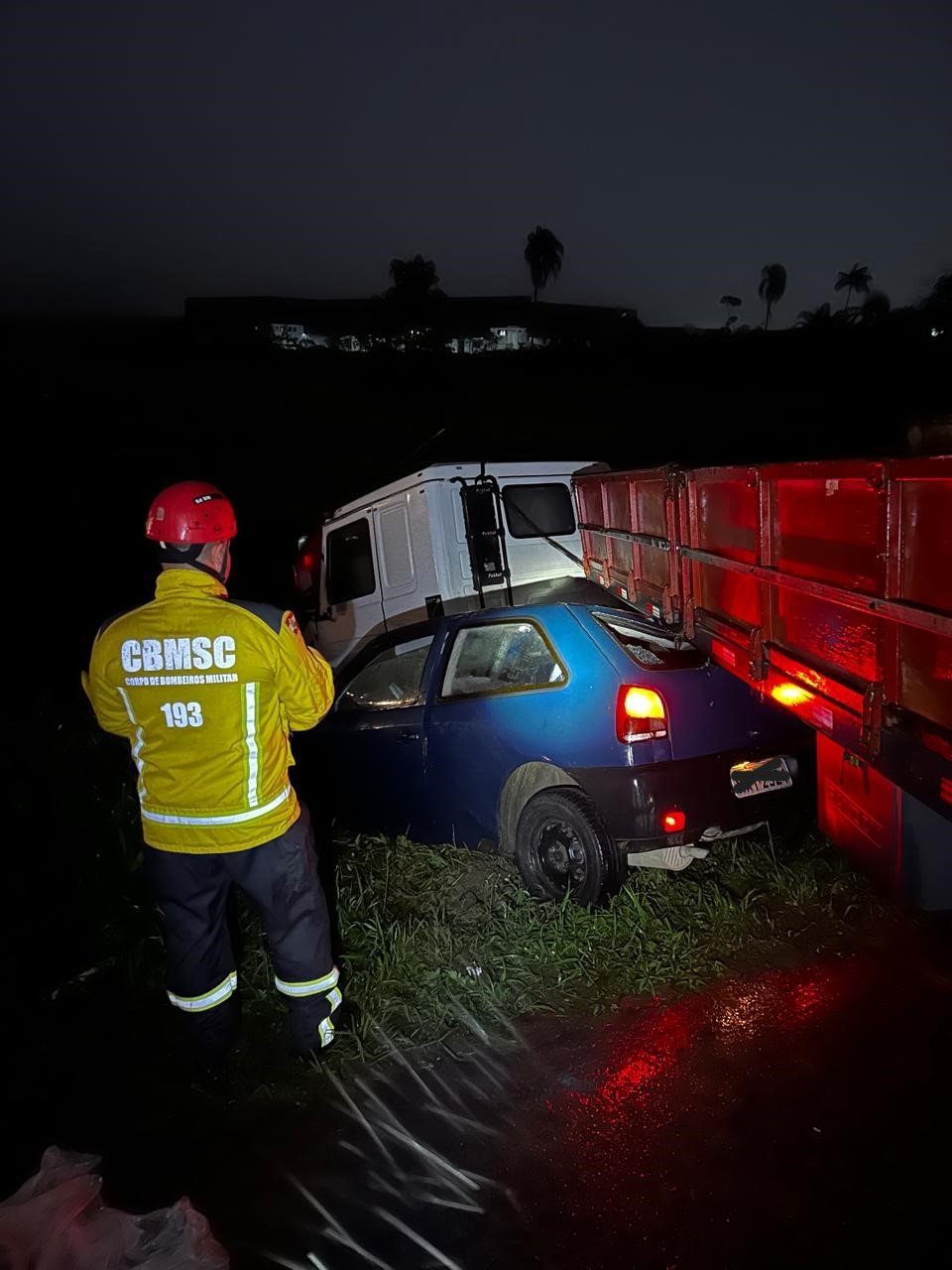 Motorista fica ferido em acidente envolvendo carro e caminhão em SC