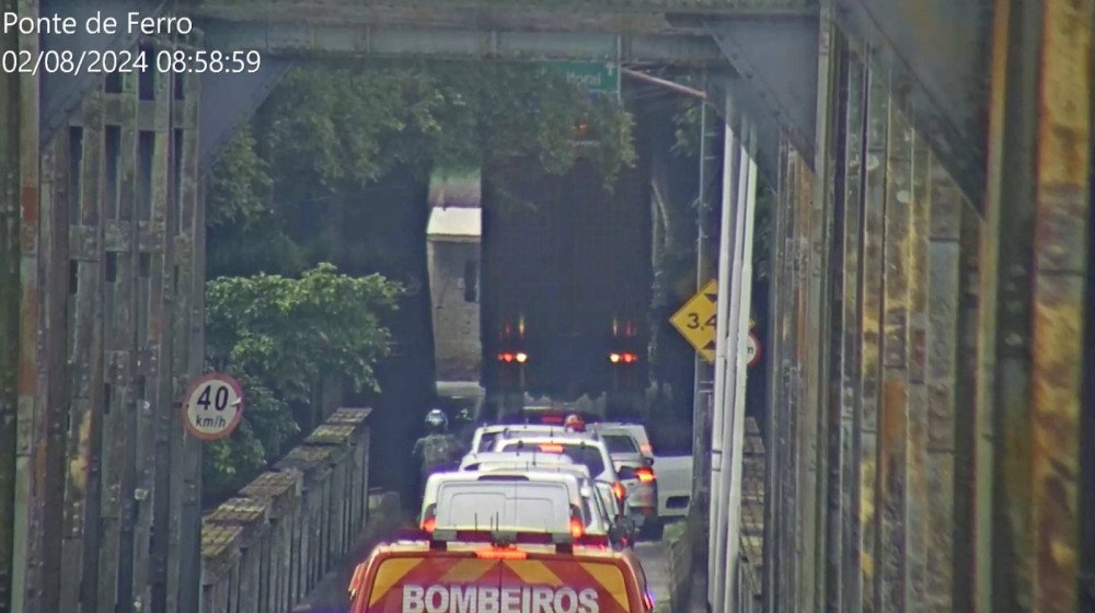 Caminhão entalado no túnel da Ponte de Ferro causa transtornos no trânsito de Blumenau