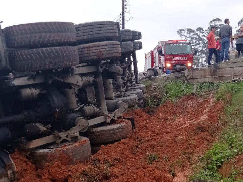 Caminhão tomba após bater em poste em Pomerode