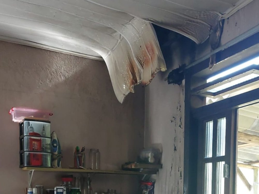 Vela acesa causa incêndio no bairro Escola Agrícola, em Blumenau