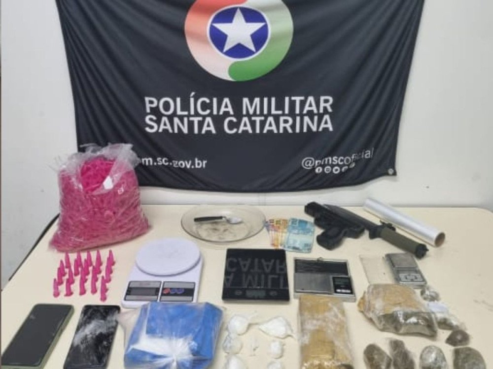 Mulher é presa por tráfico de drogas em Blumenau