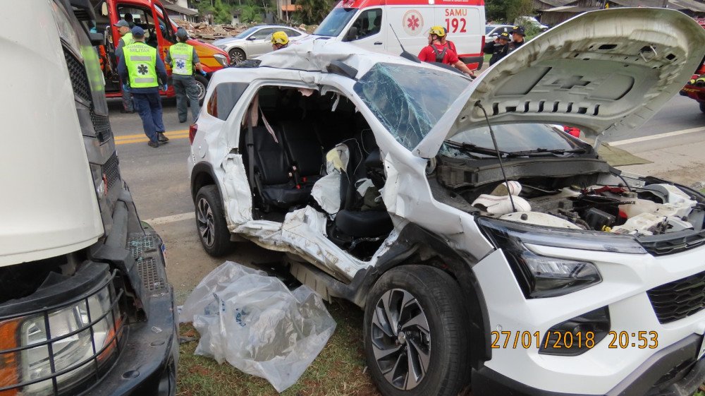 Três pessoas ficam feridas em acidente na BR-470 em Blumenau