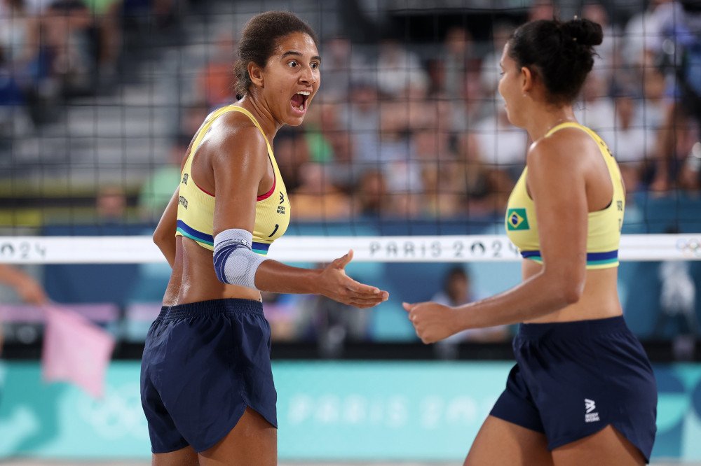 Paris 2024: Duda e Ana Patrícia garantem vaga nas quartas do vôlei de praia