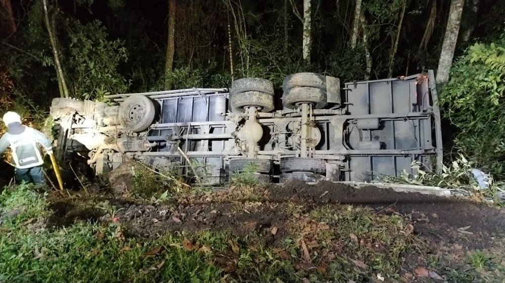 Acidente na BR-470: caminhão tomba em Apiúna e motorista é resgatado com ferimentos leves