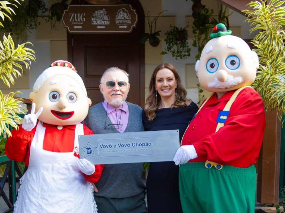 Trilho da fama da Estação Unifique homenageia Vovô e Vovó Chopão