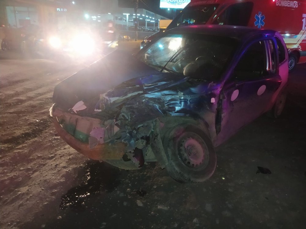 Batida entre carreta e carro na BR-470 deixa dois feridos em Rio do Sul
