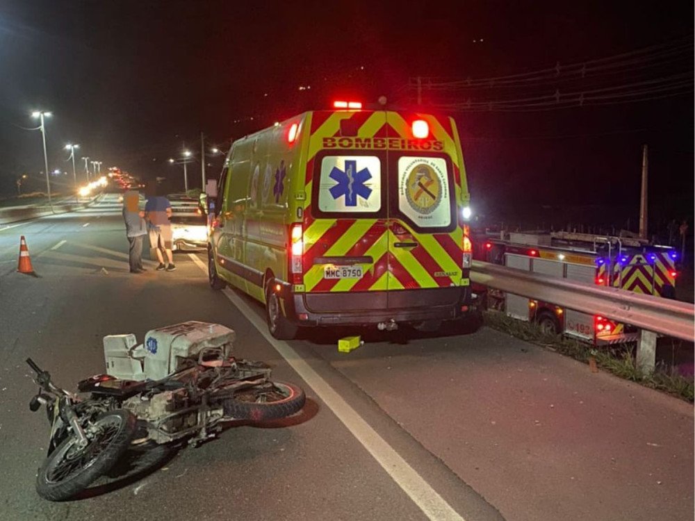 Acidente grave na BR-470 deixa motociclista ferido em Indaial