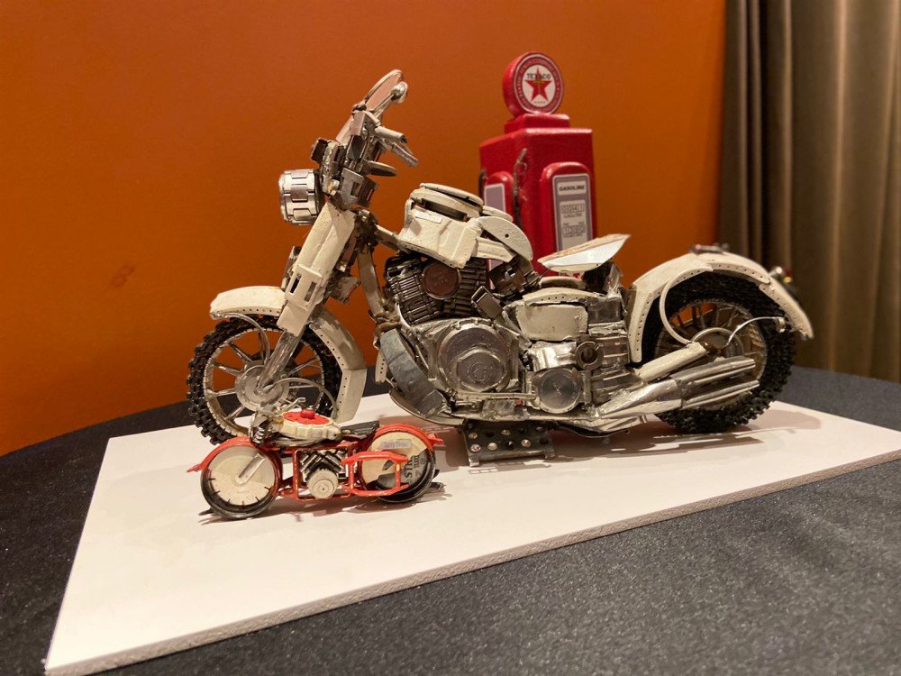 Motos em miniatura, produzidas a partir de relógios, estão em exposição no Museu da Cerveja, em Blumenau