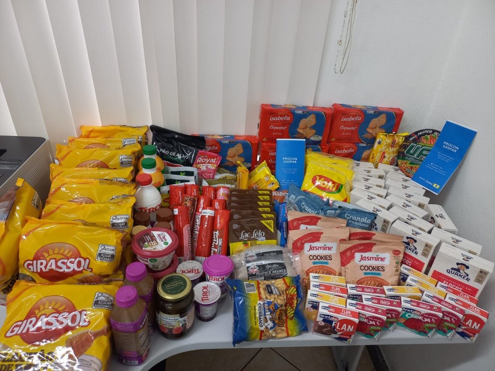 Mais de 120 produtos vencidos são apreendidos em supermercados de Gaspar