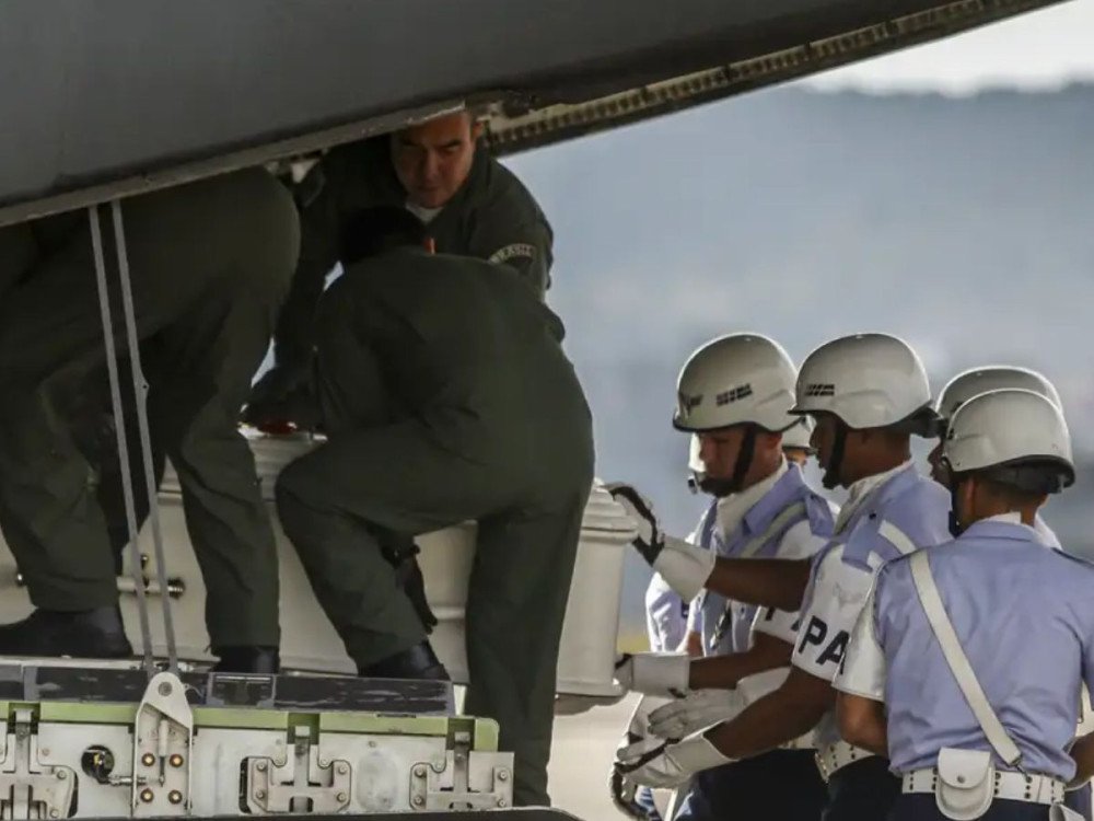 FAB leva corpos de vítimas de acidente de Vinhedo para o Paraná