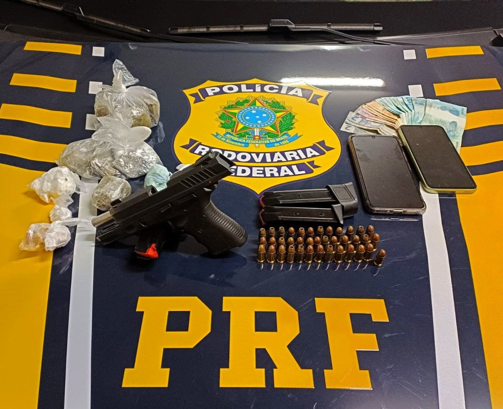 Casal é preso com arma roubada e drogas em Araranguá