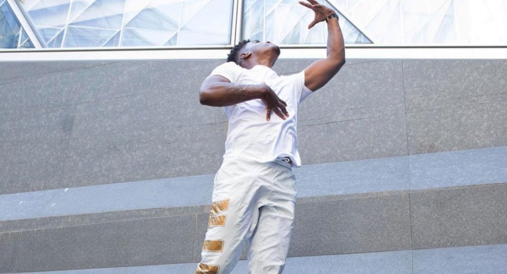 Bailarino francês se apresenta pela primeira vez em Blumenau