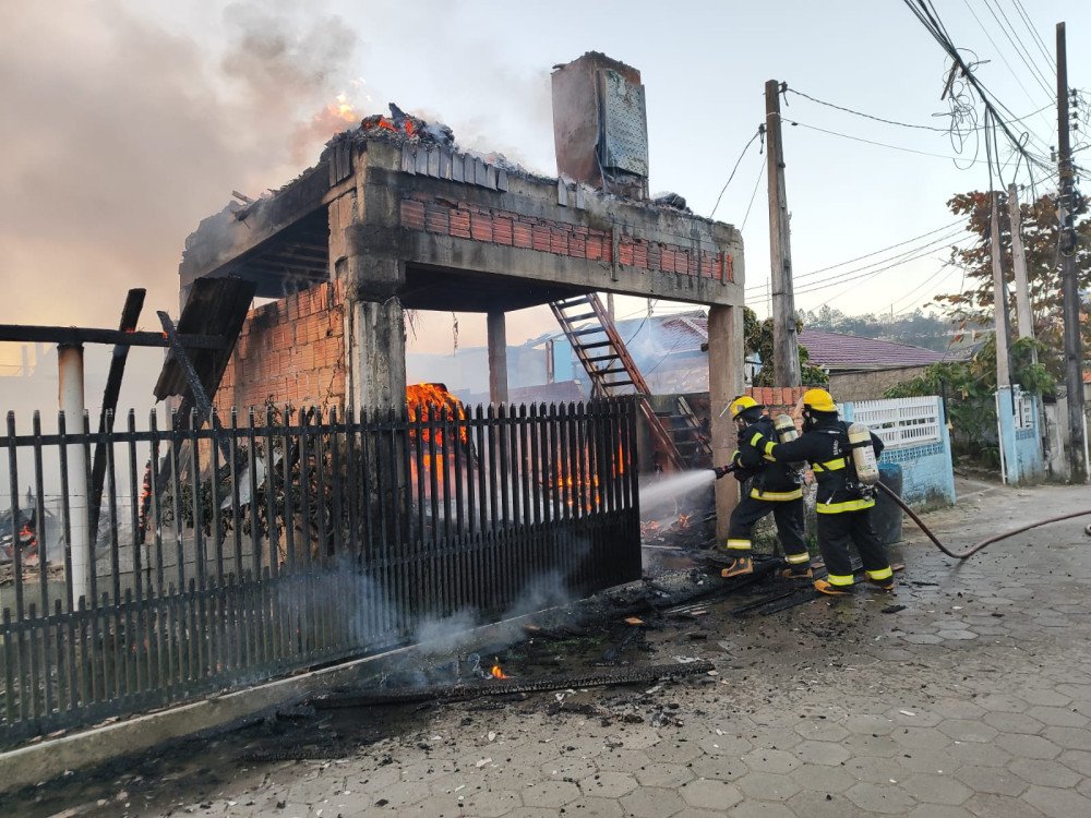 Vídeo: Três casas são destruídas por incêndio em Ilhota