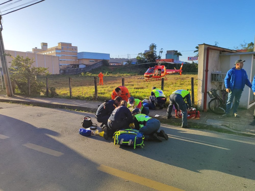 Helicóptero dos bombeiros é chamado após mãe e filha caírem de bicicleta em Gaspar