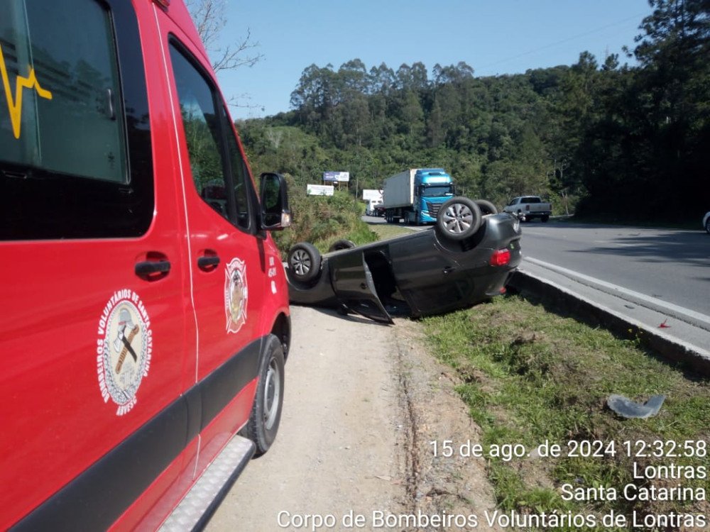 Carro sai da pista e fica capotado em Lontras