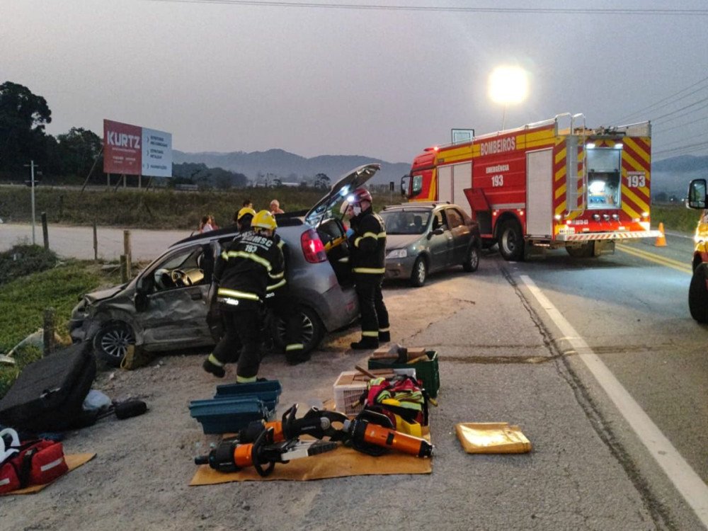 Carro e ônibus se envolvem em acidente em Gaspar