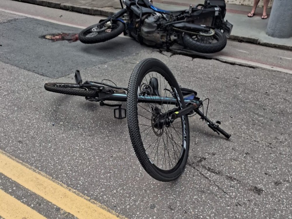 Ciclista fica gravemente ferido após ser atingido por moto em Brusque
