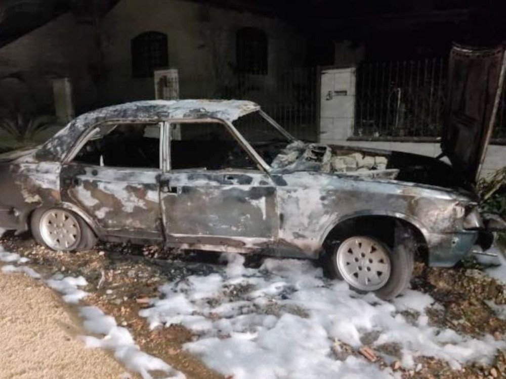 Motorista embriagado é preso após realizar manobras bruscas e incendiar carro em Timbó