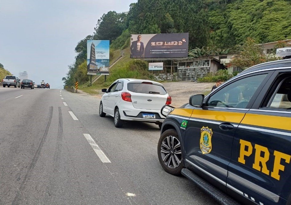 PRF prende homem na BR-101 com carro furtado em Blumenau