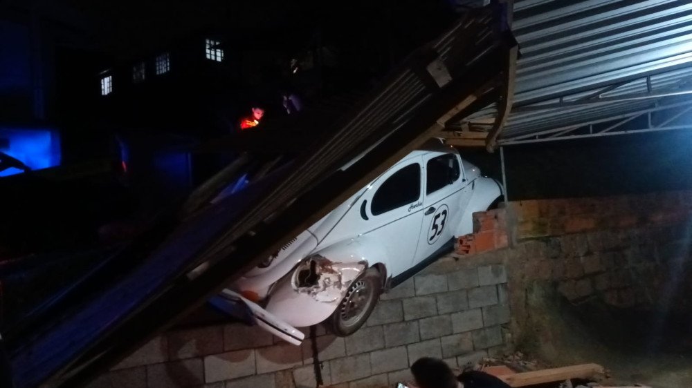 Carro perde controle e atinge casa em Ibirama