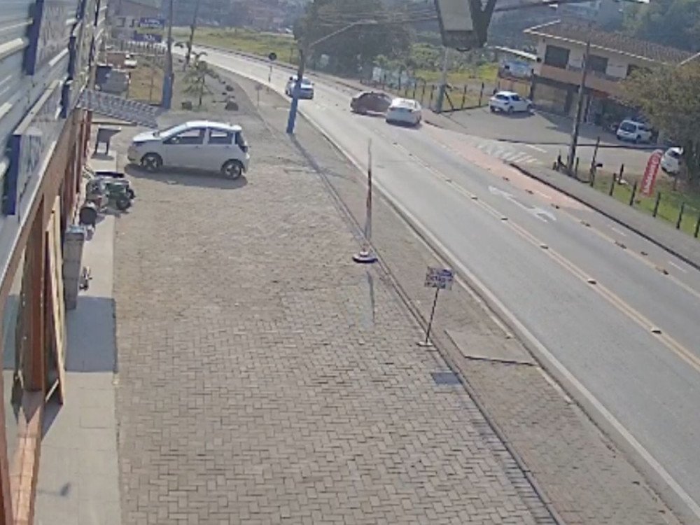 Câmera flagra acidente entre dois carros na rua Gustavo Zimmerman, em Blumenau
