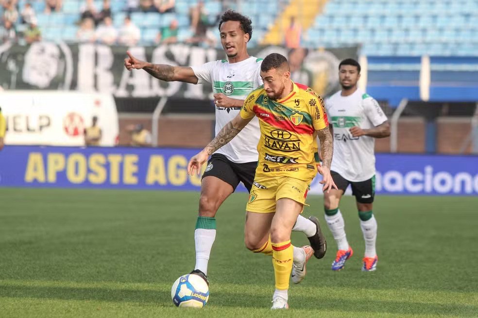 Brusque perde para o Coritiba e segue na zona de rebaixamento da Série B