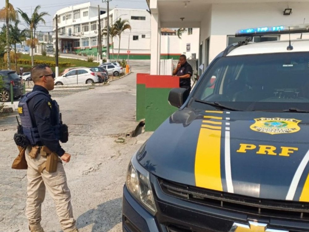 Homem com mandado de prisão em aberto é preso embriagado na BR-101 em Biguaçu