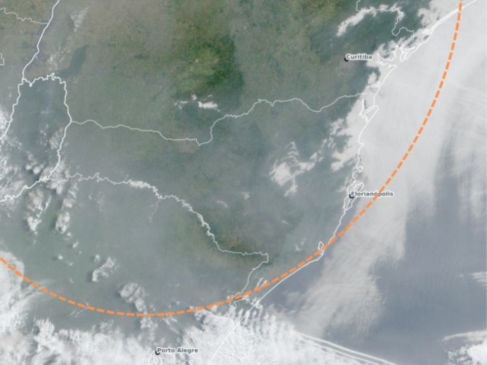 Nevoeiro marítimo e fumaça de queimadas marcam o início da semana em SC