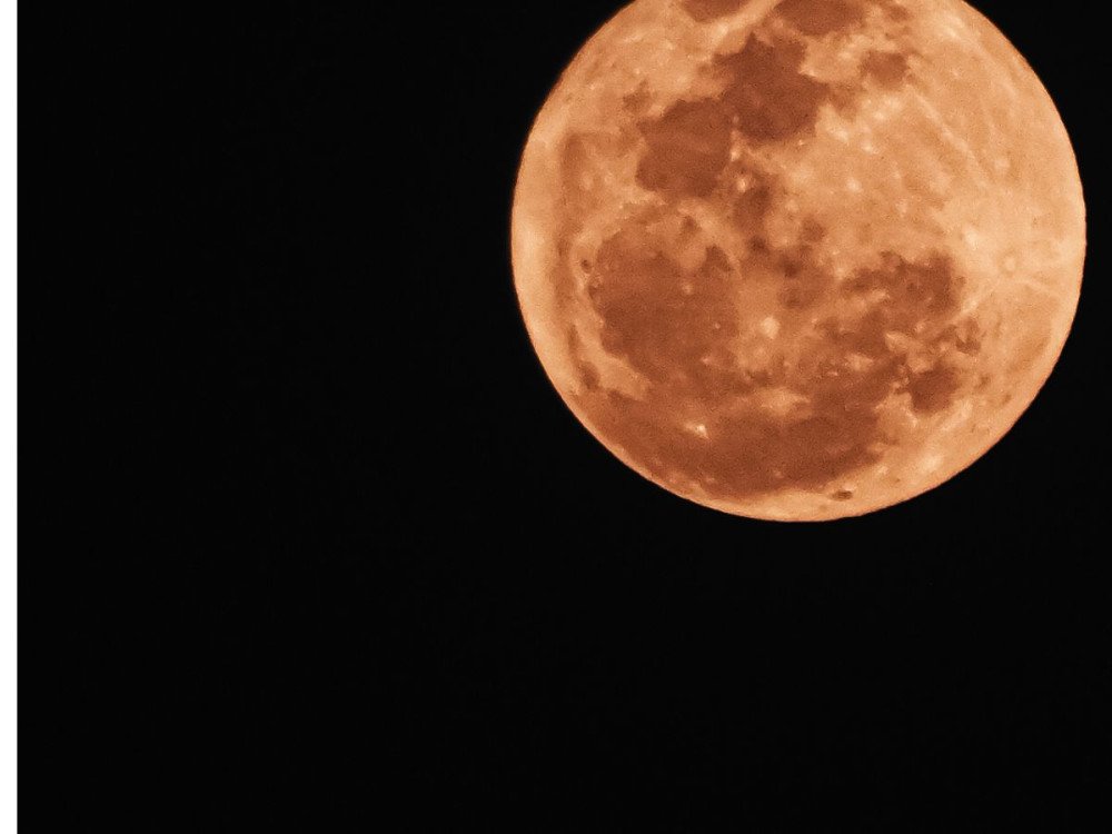 Superlua azul ilumina céu de Blumenau