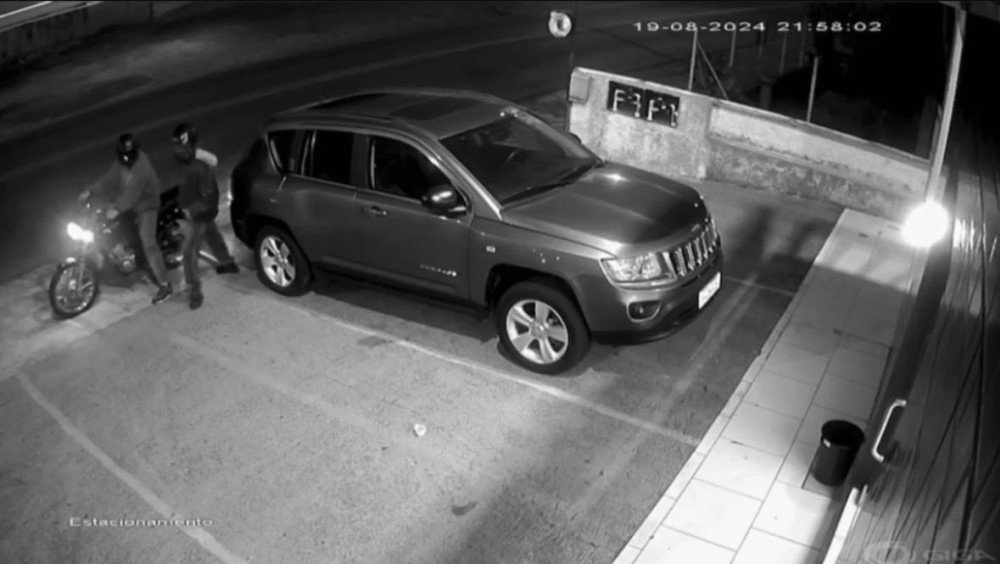 Câmeras de segurança registram momento em que estabelecimento é roubado em Blumenau