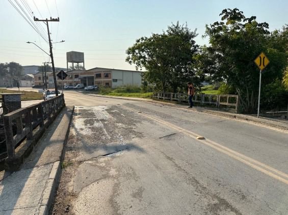 Ponte na rua Arthur Poffo em Gaspar é interditada em meia pista por danos estruturais