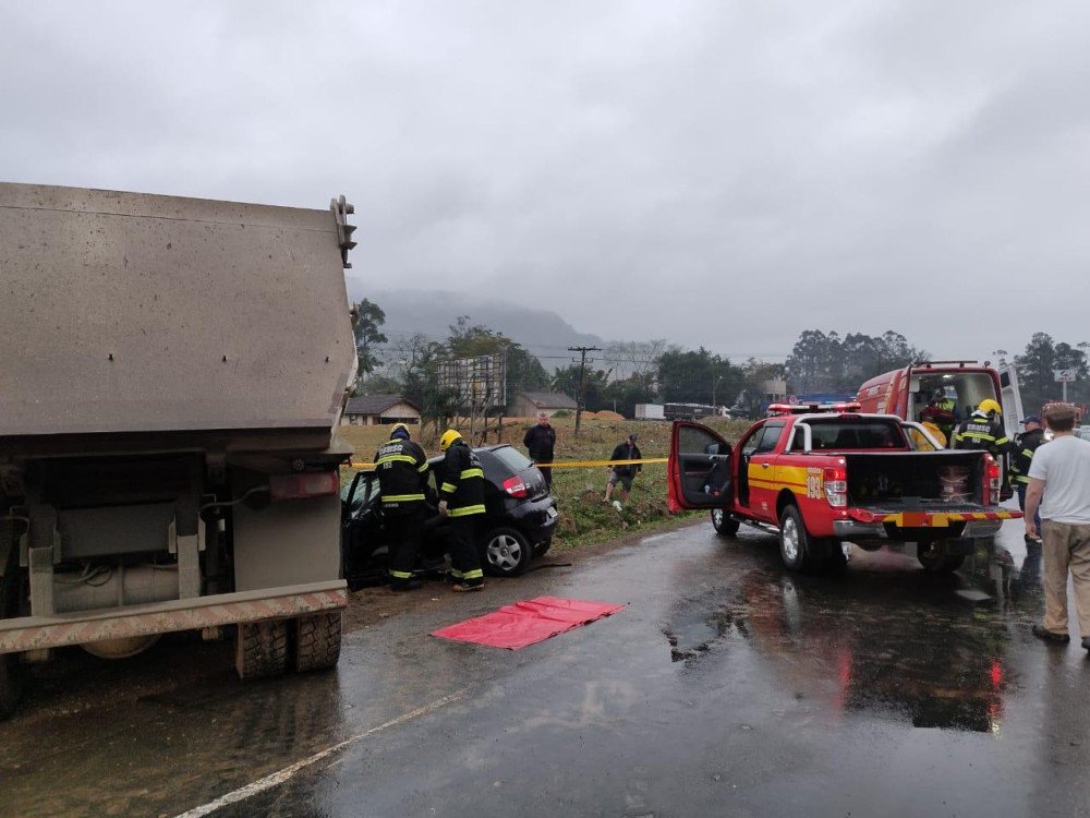 Batida entre carro e caminhão na BR-470 deixa motorista ferido em Rio do Sul
