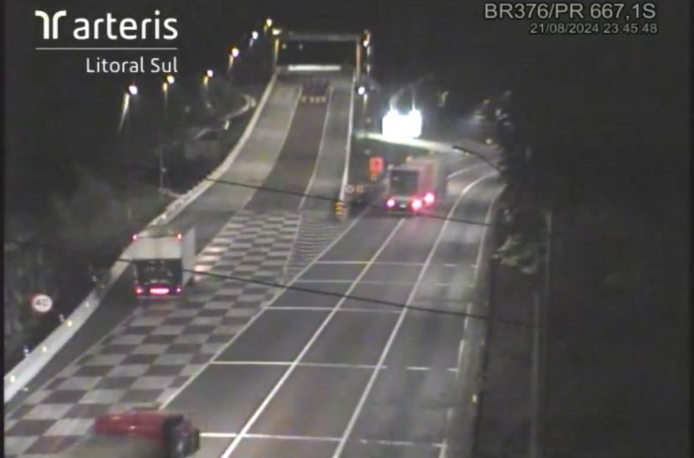 Vídeo: motorista de caminhão usa área de escape e evita acidente na BR-376 entre PR e SC