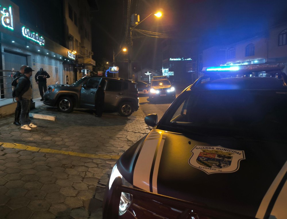 Dois homens são presos por tráfico de drogas em Blumenau