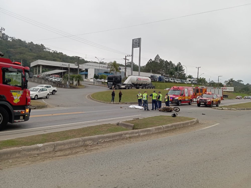 Motociclista de 22 anos morre em acidente com caminhão na BR-470, em Blumenau