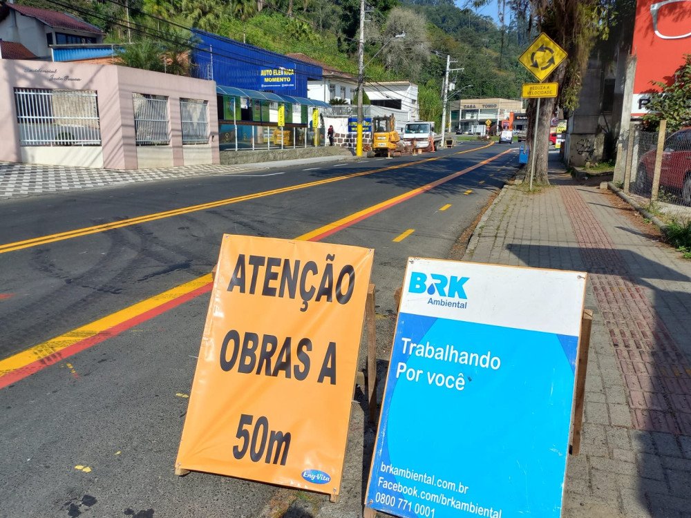 Rua dos Caçadores, em Blumenau, terá trânsito alterado neste sábado devido a obras de esgoto