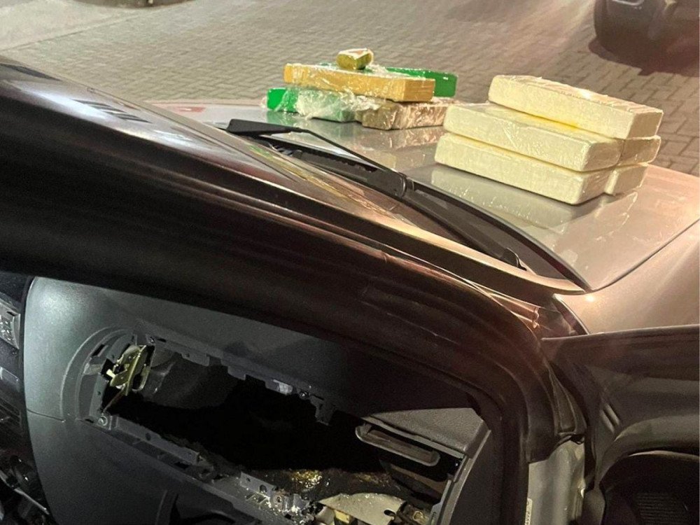 PRF encontra drogas escondidas em painel de carro na BR-101 na Grande Florianópolis