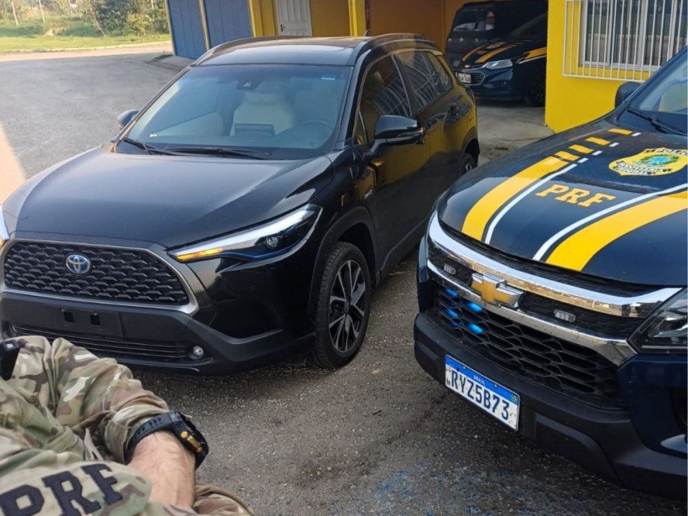 Carro roubado em SP é recuperado pela PRF na BR-101 em Paulo Lopes
