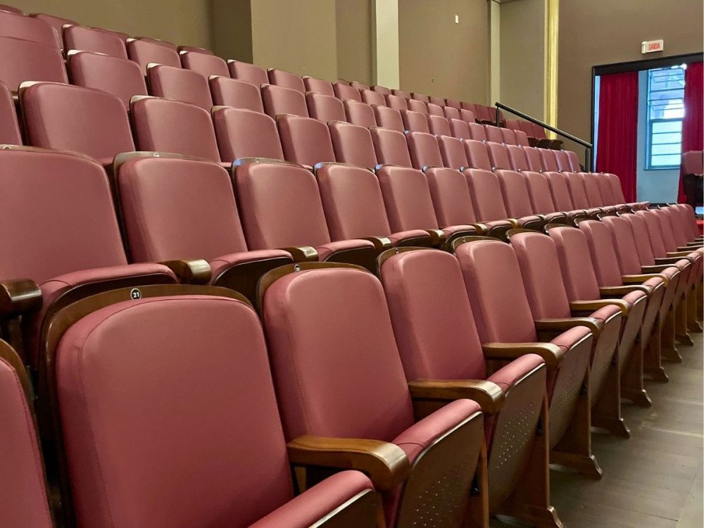 Poltronas no mezanino do auditório Heinz Geyer, do Teatro Carlos Gomes, são renovadas
