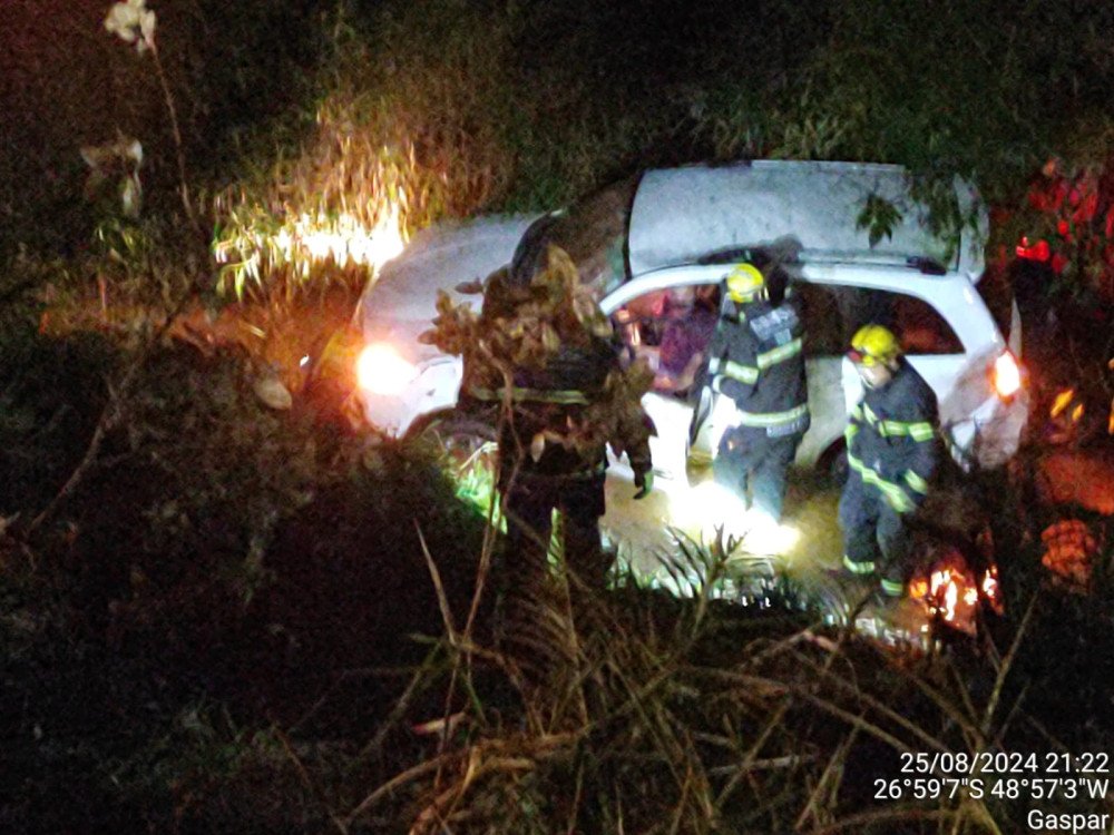 Motorista perde controle de veículo e cai em ribanceira de 10 metros em Gaspar