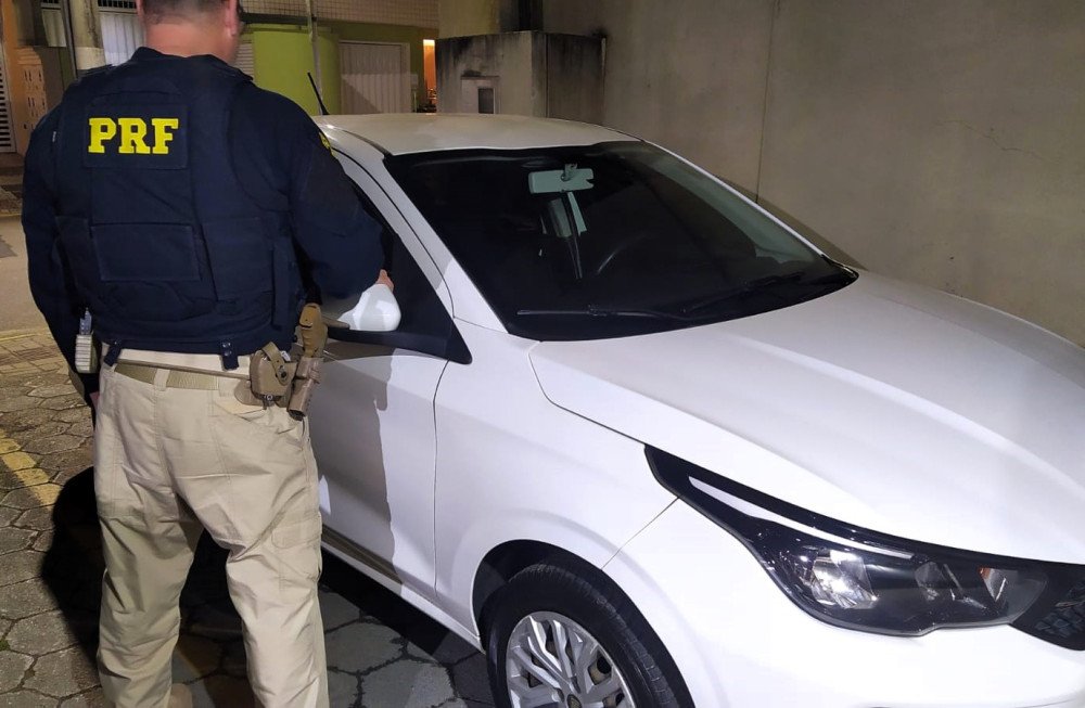 Carro roubado no RJ é encontrado na BR-101 em Itapema