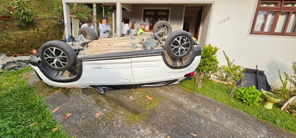 Motorista perde o controle e carro cai sobre casa no bairro Glória
