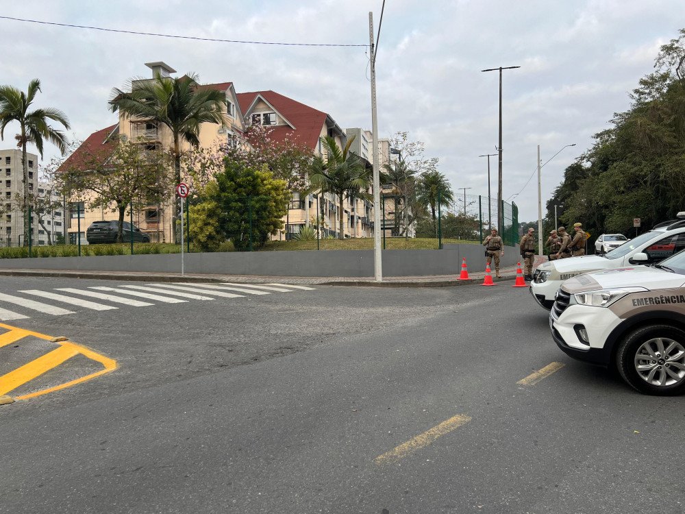 Forte aparato de segurança é montado para o júri popular do autor do ataque à creche de Blumenau; veja fotos