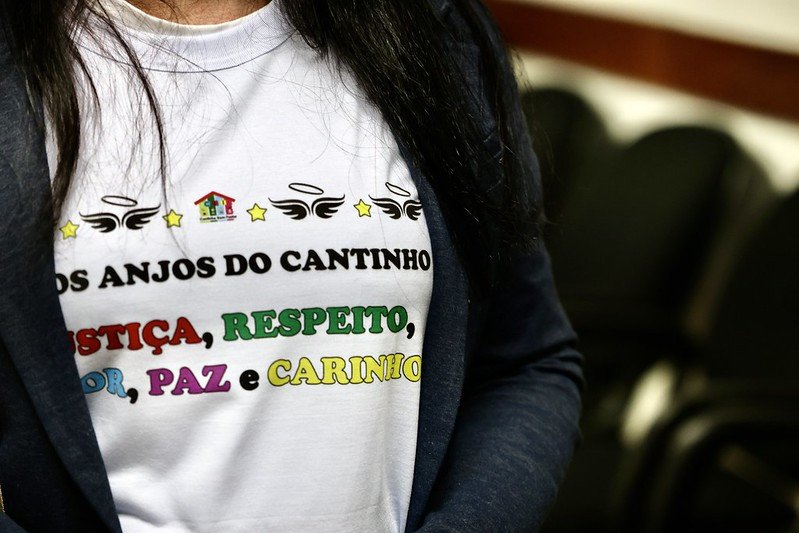 Fotos: Familiares das vítimas do ataque à creche em Blumenau vestem camisetas com mensagens de justiça e paz