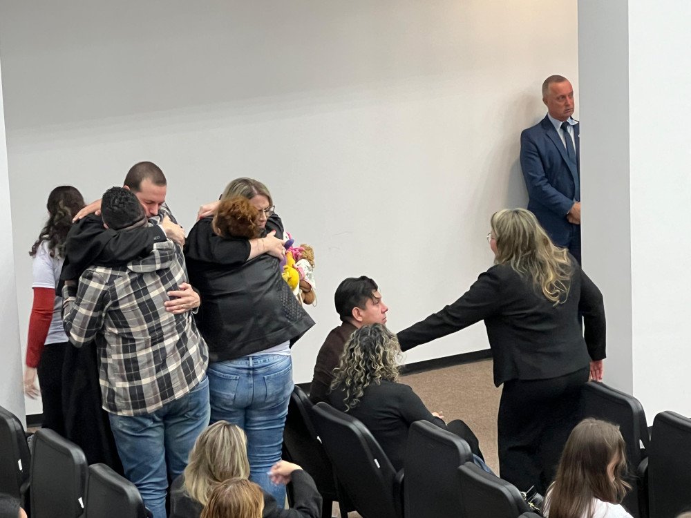 Homenagem às famílias das vítimas gera comoção no júri popular do autor do ataque à creche