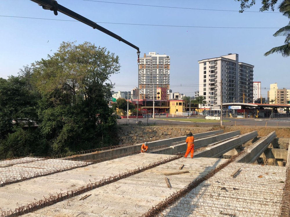 Rua Clara Mantau enfrenta bloqueio parcial nesta sexta por conta de obras em ponte